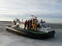 Strażacy i pogranicznicy z MOSG ćwiczyli na lodzie