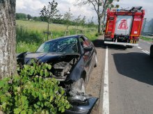 LIPOWINA - auto uderzyło w drzewo