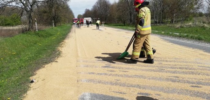 Artykuł: Rozsypane zboże na drodze krajowej K54