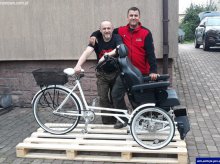 Policjant i jego przyjaciel skonstruowali rower dla niepełnosprawnej Julki