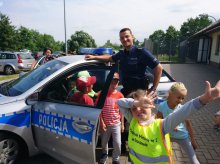 Aby wakacje były bezpieczne - policjanci spotykają się z najmłodszymi