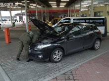 Osobowe Renault Megane zatrzymane na przejściu w Gronowie