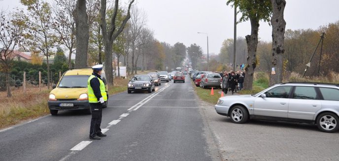 Artykuł: Trwa policyjna akcja Znicz – przypominają policjanci i apelują o rozsądek na drodze. Jesteśmy pomocni, ale konsekwentni – przestrzegają funkcjonariusze.