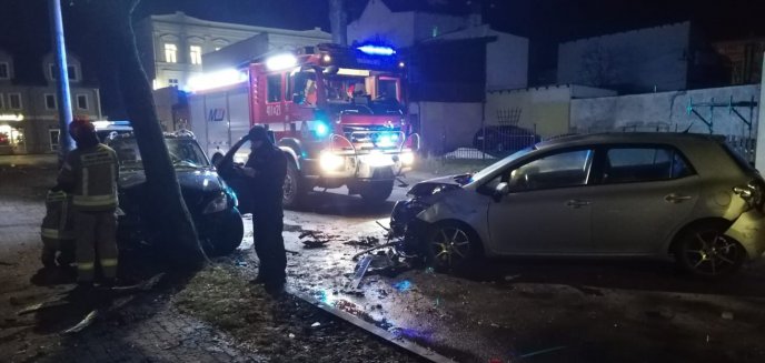 Artykuł: Mercedesem uderzył w zaparkowane auta