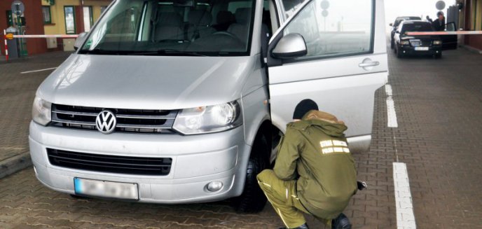 Artykuł: Volkswagen Transporter zatrzymany na przejściu w Grzechotkach