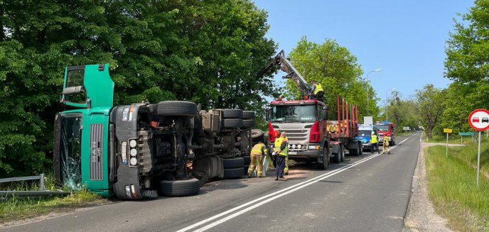 Artykuł: Przewrócona ciężarówka z drewnem