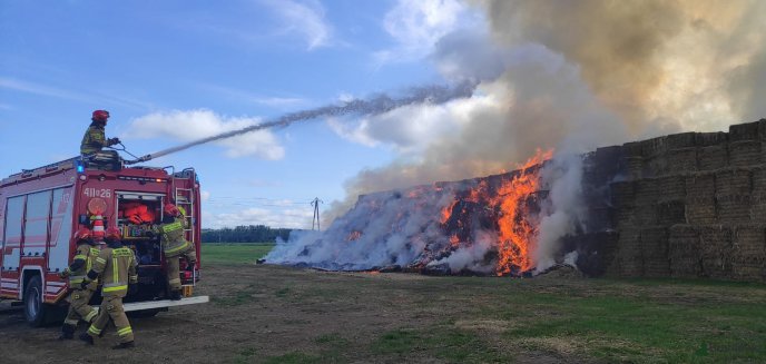Duży pożar balotów w Rusach