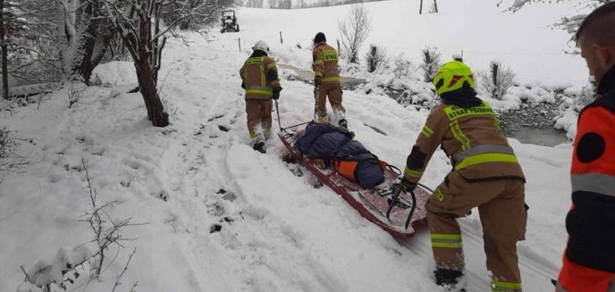 Artykuł: Strażacy i medycy transportowali chorego na saniach