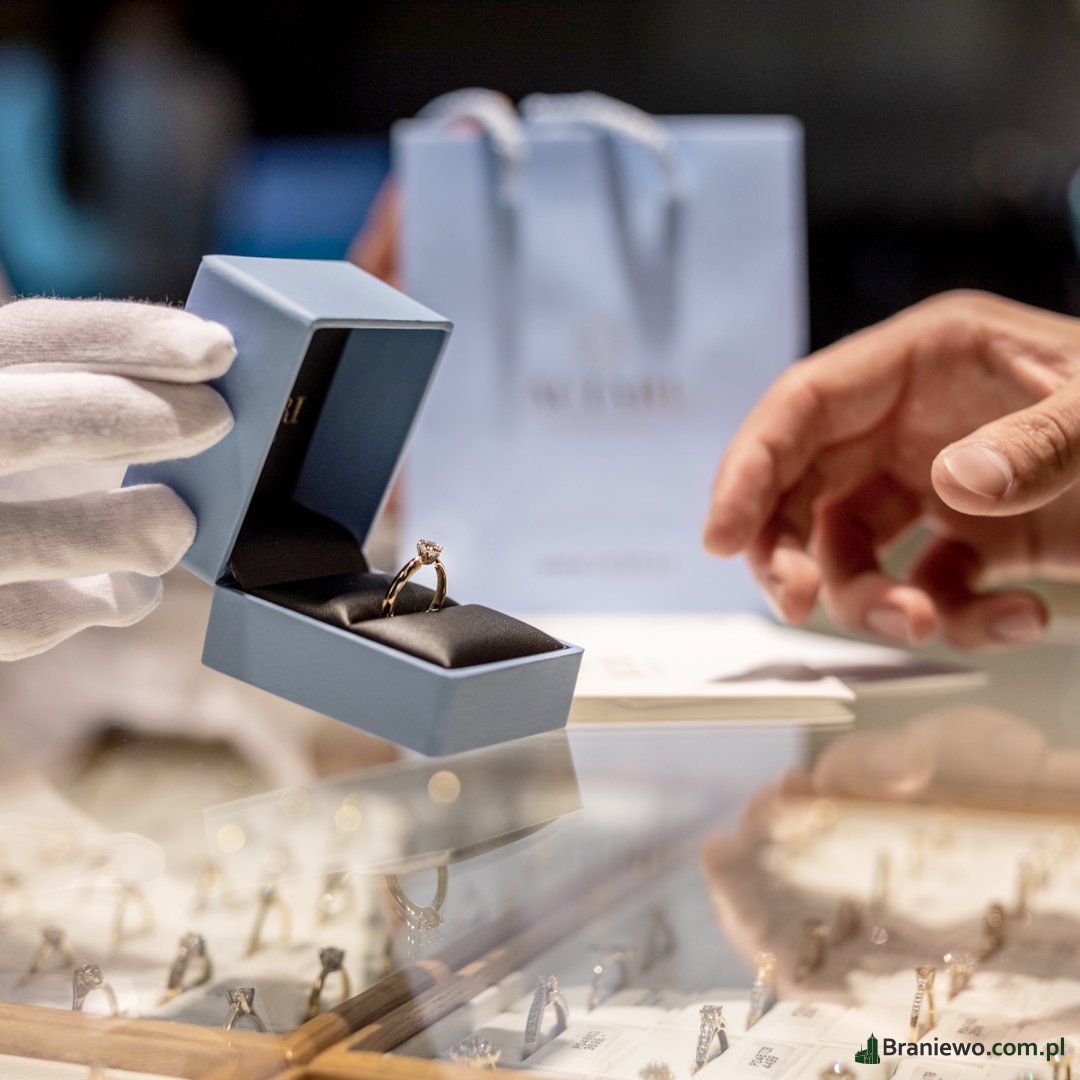 Jak zaskoczyć ukochaną nietypowym pierścionkiem zaręczynowym?