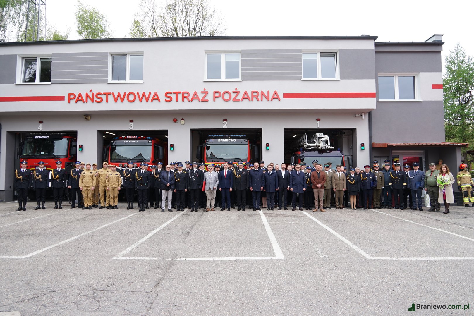 DZIEŃ STRAŻAKA W BRANIEWIE. UROCZYSTY APEL, ODZNACZENIA I AWANSE FUNKCJONARIUSZY PSP
