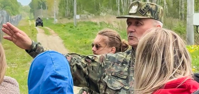 Artykuł: Studenci na drogowym przejściu granicznym w Grzechotkach