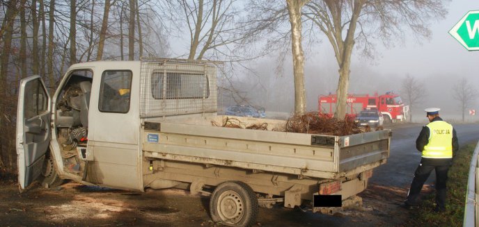 Artykuł: Mercedesem uderzył w drzewo. 5 osób poszkodowanych