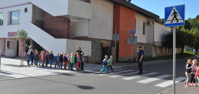 Artykuł: ,,Spójrz w lewo, potem w prawo i znów w lewo...'' - policjanci uczą najmłodszych jak bezpiecznie przejść przez pasy