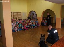 Braniewo : Policjanci po raz kolejny rozdawali odblaski i uczyli dzieci jak uchronić się przed atakiem psa