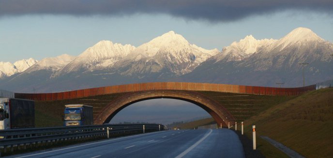 Artykuł: Wysokość opłat za przejazd autostradami i drogami szybkiego ruchu na Słowacji w roku 2014 dla pojazdów do 3,5 tony.  /łącznie ponad 600 km dróg/