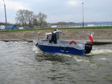 Wody Zalewu Wiślanego pod nadzorem policjantów