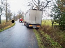 Ciężarówka uderzyła w drzewo – pow. braniewski