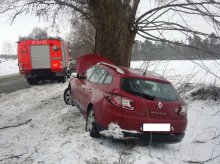 Renault uderzył w drzewo – powiat braniewski.