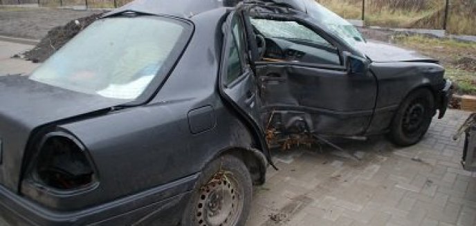 Artykuł: Kierowca mercedesa uderzył w drzewo