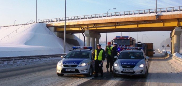 Artykuł: Tir uderzył w wiadukt – węzeł Chruściel