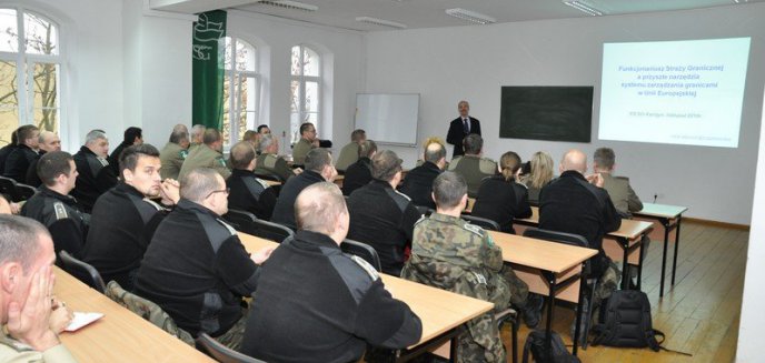 Artykuł: Wykład oficera łącznikowego Straży Granicznej w Brukseli dla słuchaczy CSSG