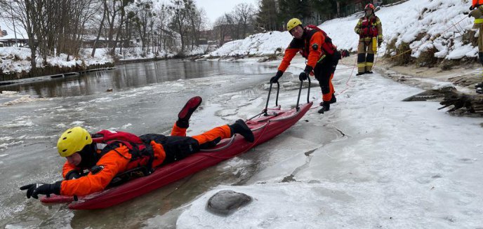 Ćwiczenia strażaków z zakresu ratownictwa na wodzie i lodzie