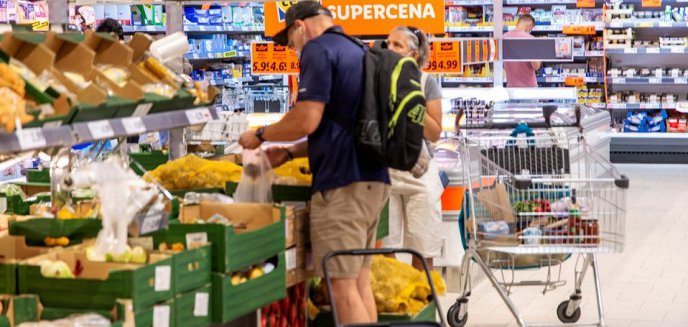Przez inflację Polacy szukają w sklepach tańszych produktów. Najbardziej oszczędzają na żywności